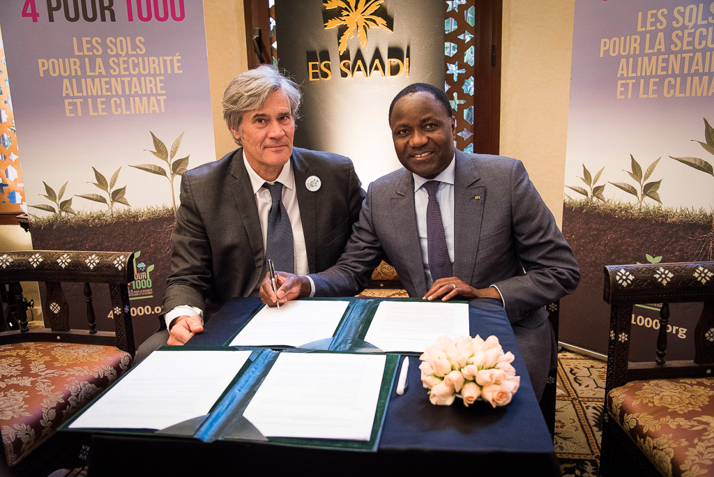 Signature pour l'initiative "4pour1000" avec Mamadou Sangafowa Coulibaly, ministre de l'Agriculture et du Développement Rural de Cote d'Ivoire.