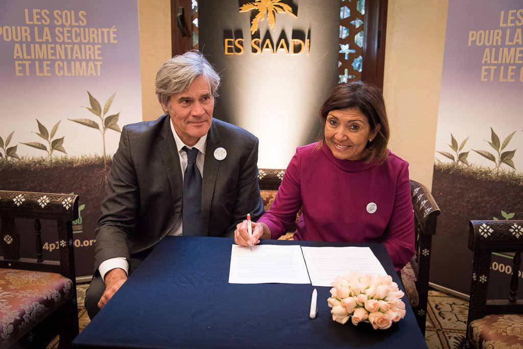 Signature pour l'initiative "4pour1000" avec Maria-Helena Semedo, directrice Générale adjointe de l'Organisation des Nations unies pour l'alimentation et l'agriculture (FAO).
