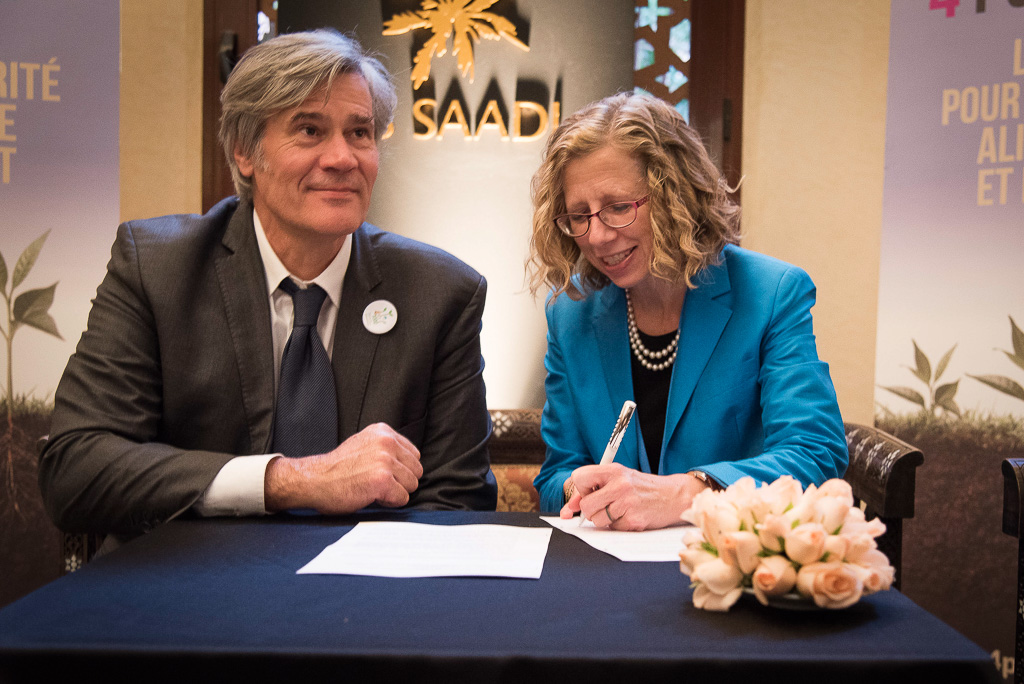 Signature pour l'initiative "4pour1000" avec Inger Andersen, directrice générale de l'Union internationale pour la conservation de la nature (UICN).